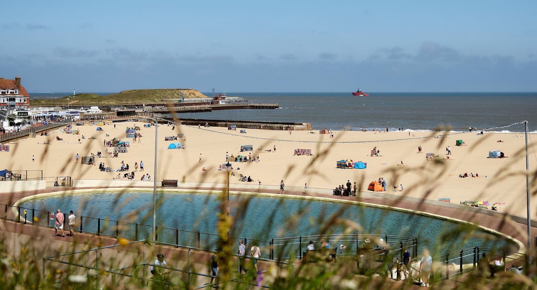 Golden Sandy Beach and a Open Water Swimming Pool near great yarmouth holiday parks