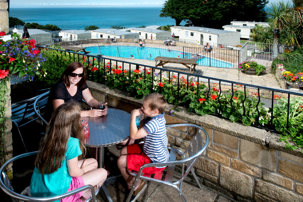 Enjoying Drinks Overlooking Sandaway beach Swimming Pool near Ilfracombe