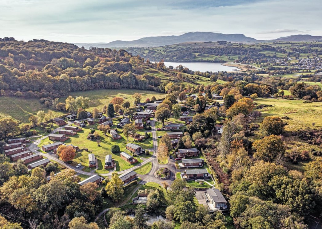 Explore the peaceful lakeside setting when staying at this Hoeseasons location in North Wales