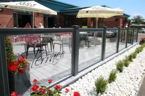 dining outdoors at Oakdene Forest Park