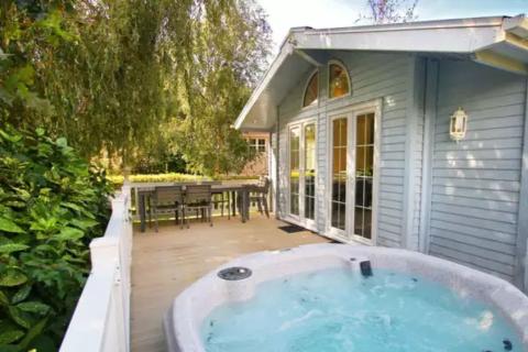 lodges with hot tubs in Hampshire at Shorefield Country Park