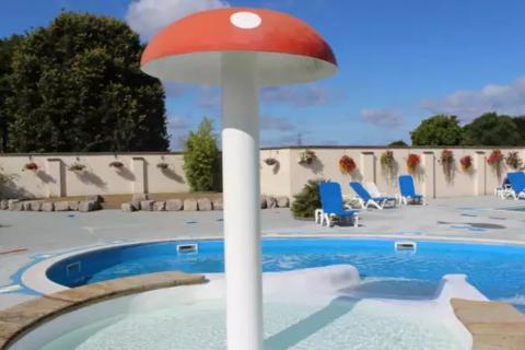 kids and main outdoor pool at Wilksworth Caravan Park