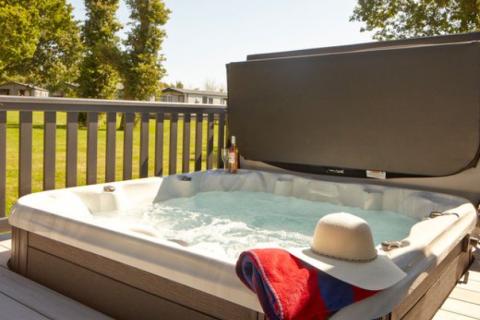 hot tub lodge holidays on the isle of wight