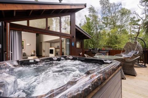 holiday lodge with a hot tub in Stirling in Scotland