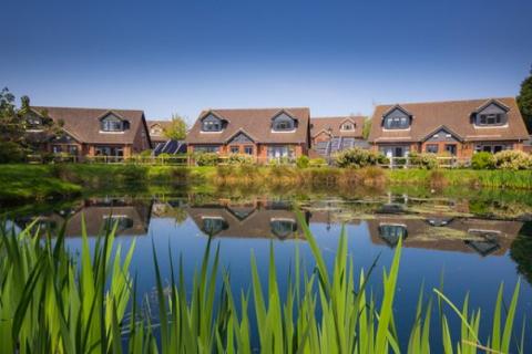 lodges by the lakes on the isle of Wight
