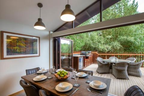 luxury lodge with hot tub and lounge in Cheshire