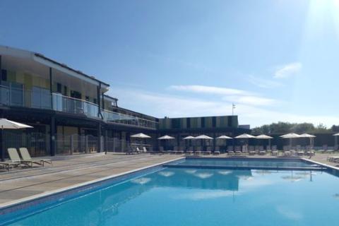 the outdoor pool in the sun at Cleethorpes Pearl Holiday Park