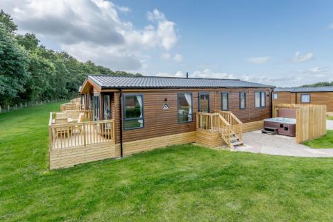outside view of a lodge ith a hot tub for hot tub holidays in Nottinghamshire