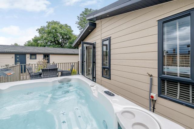 lodges with hot tubs in east Devon near Honiton