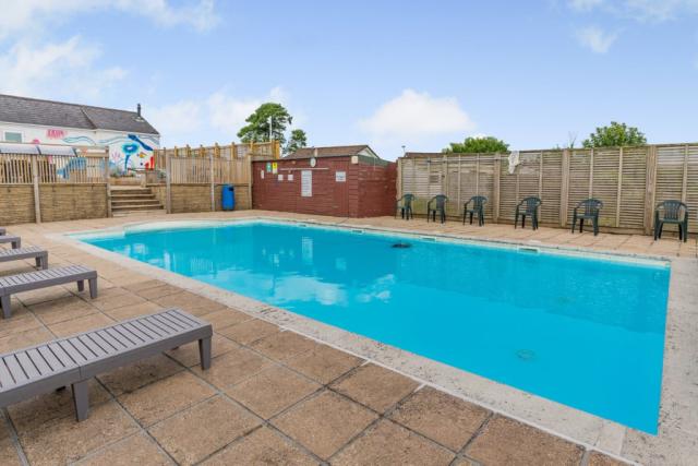 outdoor swimming pool at meadow lakes holiday park