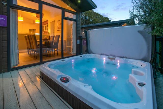 luxury lodge hot tub breaks cornwall