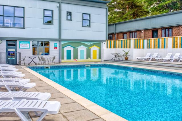 the outdoor swimming pool at Newlands Holiday Park