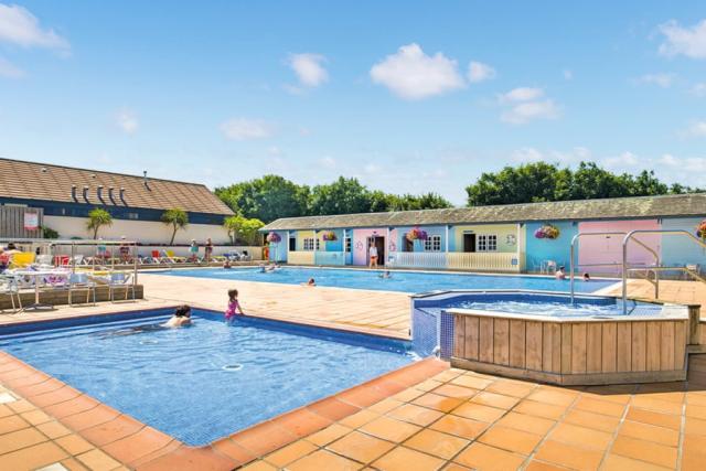 outdoor swimming pool at trevornick holiday park