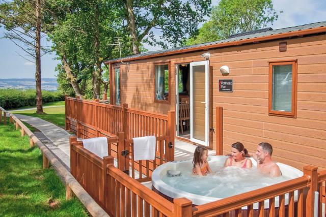 lodges with hot tubs at Woodbury Woods