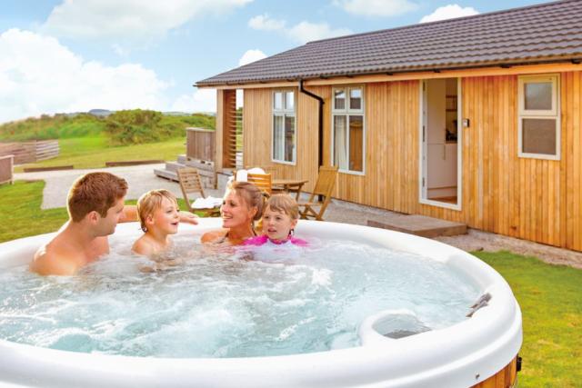 private hot tubs at caddy's corner lodges in cornwall