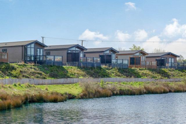 lodge breaks at croft farm water park gloucestershire