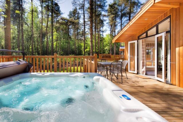 private hot tub at darwins forest lodge park in derbyshire