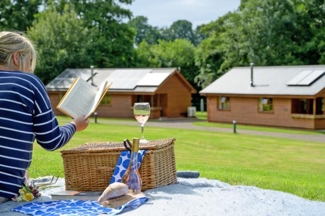 luxury lodge breaks at ford farm lodge park in gloucestershire