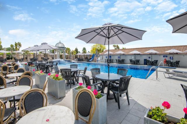 outdoor pool at foxhunter holiday park in kent