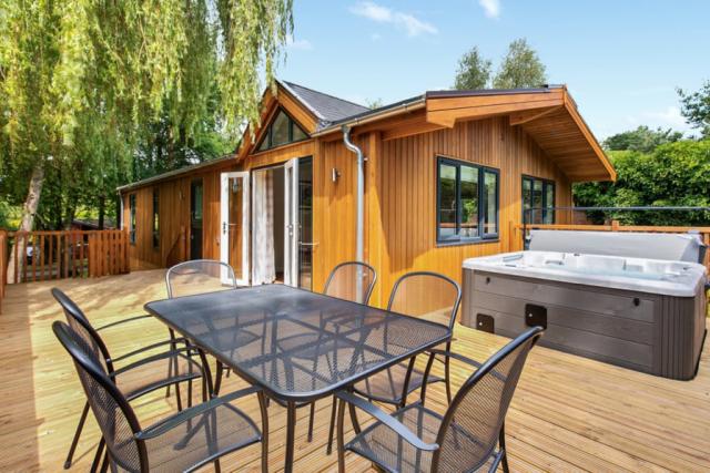 private hot tub at sandybrook lodge holiday park in derbyshire