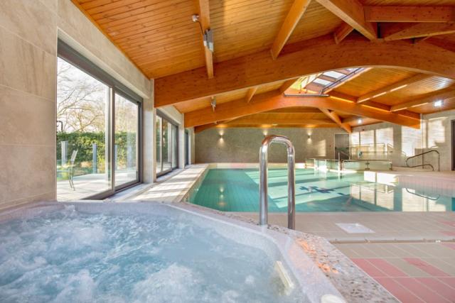 indoor heated swimming pool at sandybrook lodge holiday park near ashbourne