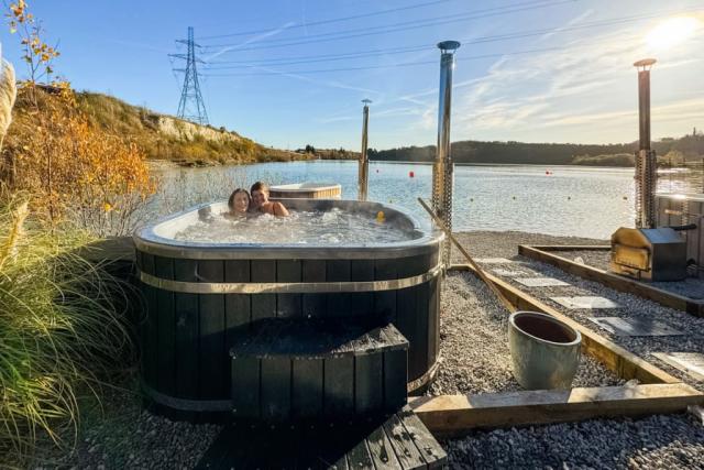 private hot tub breaks st andrews lakes holiday park in kent 