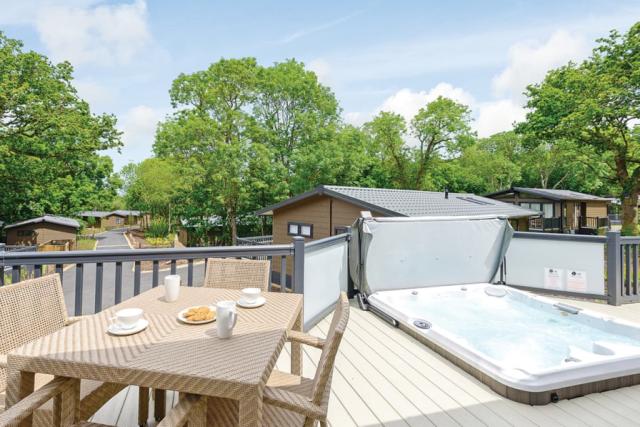 hot tub lodge breaks at woodside bay lodge retreat in the isle of wight