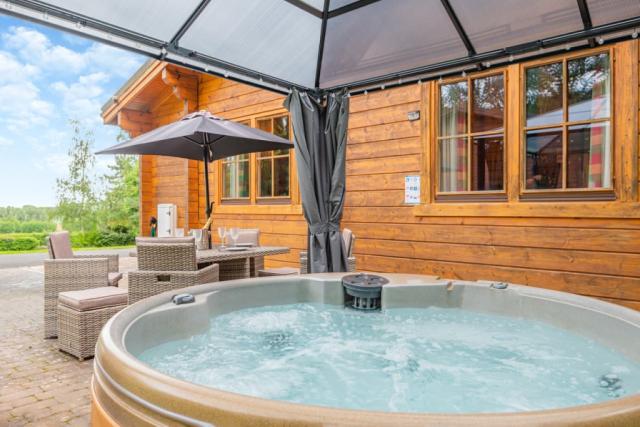 private hot tub holidays at woodside lodges country park in herefordshire