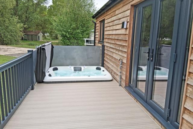 hot tub holiday at barlings country park in lincoln