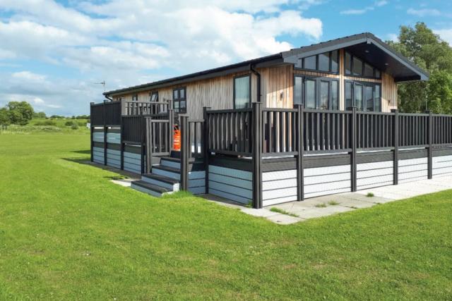 lodge breaks at barlings country park in lincoln