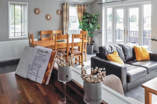 luxury lodge holidays at barlings country park in lincoln