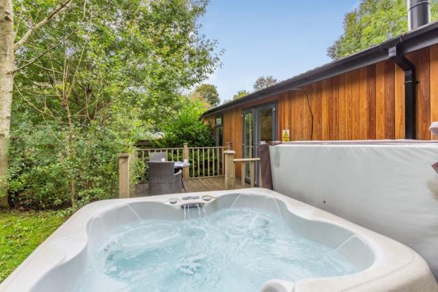 private hot tubs at meadows end lodges near  grange-over-sands