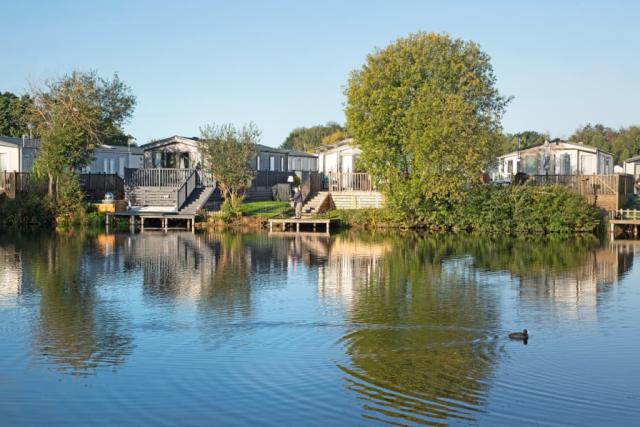 lodge breaks at seven lakes country park in lincolnshire