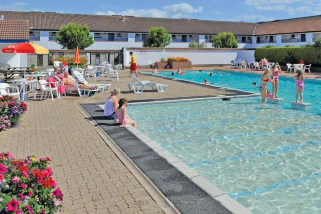 outdoor pool at stanwix park holiday park in silloth 