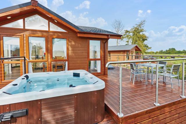 lodge with hot tub at waveney river centre 