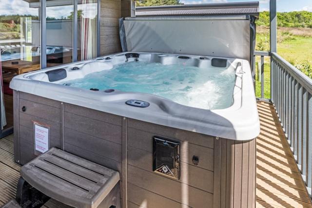hot tub holidays at woodhall country park lodges near woodhall spa