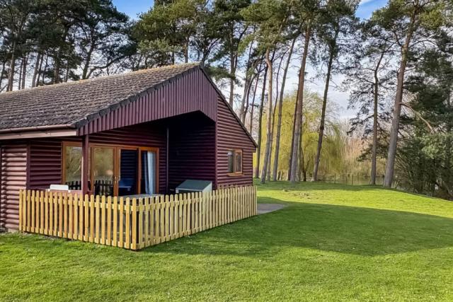 lodge breaks at woodland waters country park in ancaster