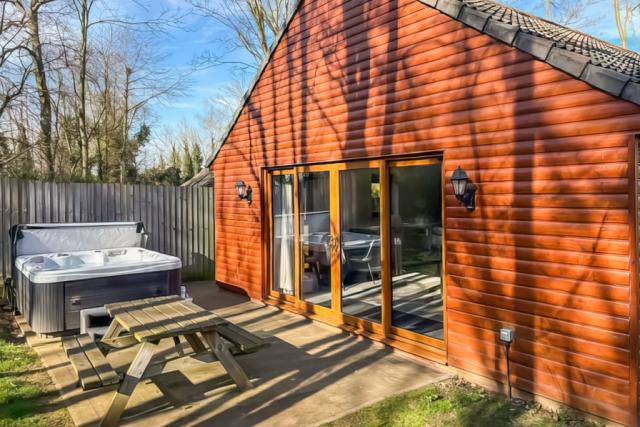 hot tub holidays at woodland waters country park in ancaster