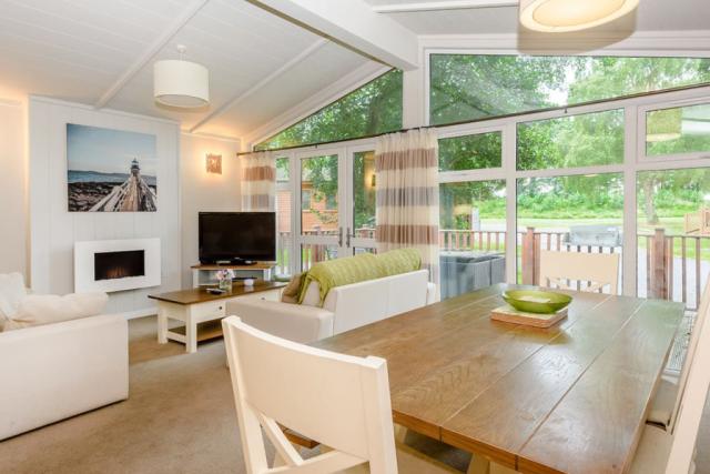contempory lodge breaks at alder country park in north walsham