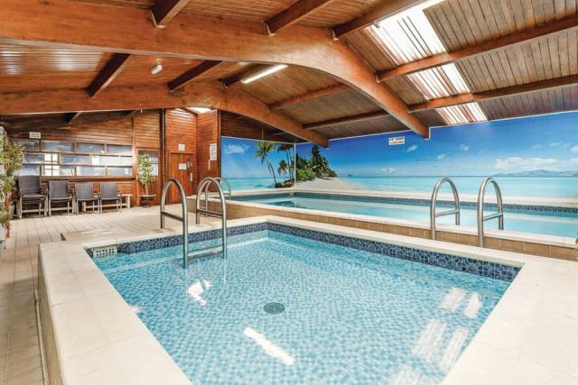 indoor pool at bucklegrove holiday park near cheddar