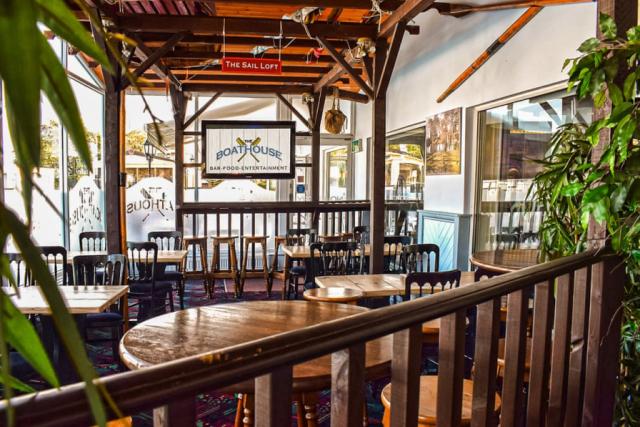 bar and restaurant lakeside holiday park 