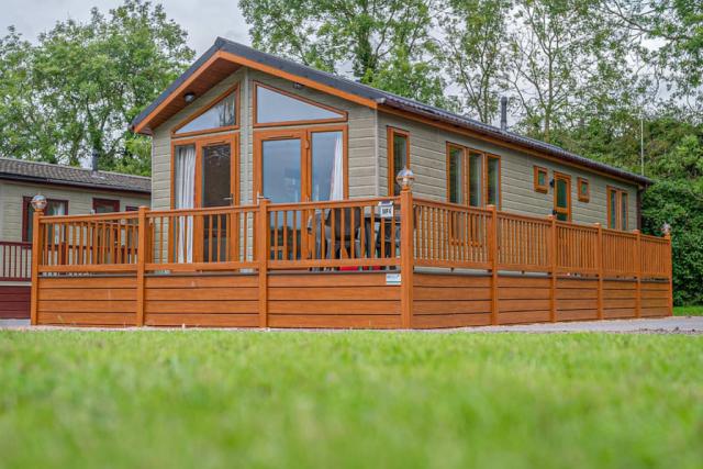 lodges at yaxham waters holiday park near dereham
