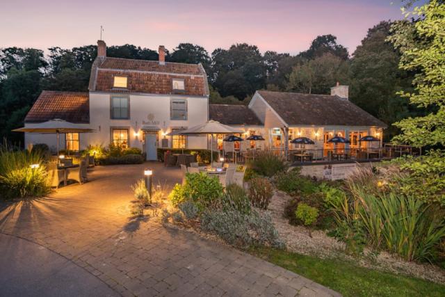 bar and restaurant at bath mill lodge retreat 