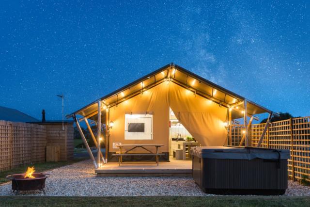 glamping with at hot tub bowbrook lodges in worcestershire
