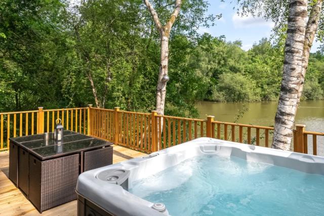 private hot tub holidays at brokerswood holiday park near longleat