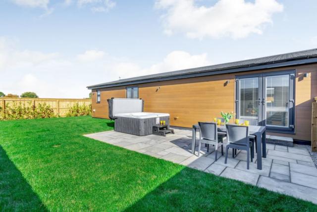 private hot tubs at cotswold gateway escape in worcestershire