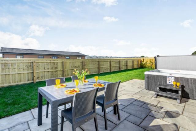 hot tub holidays at cotswold gateway escape in worcestershire