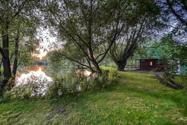 fairwood lakes holiday park in westbury