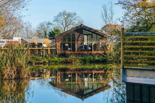 lodge holidays at fairwood lakes holiday park in westbury