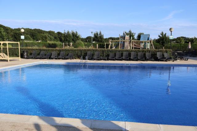 outdoor pool at hoburne park in dorset